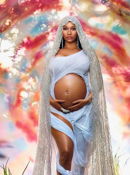 5 Gaya Nicki Minaj umumkan kehamilan anak pertama, pakai bra unik