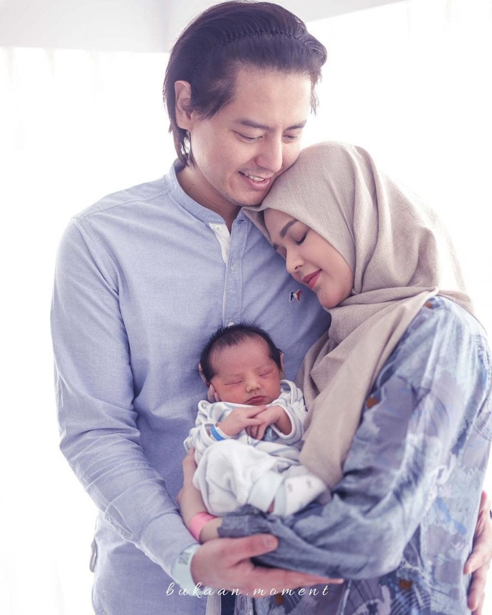 8 Potret Roger & Cut Meyriska bareng putra pertama, penuh kehangatan