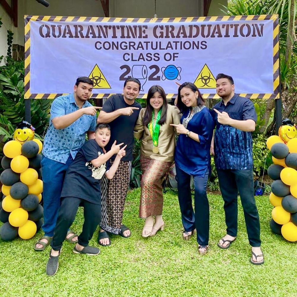 24 Tahun menikah, ini 8 potret harmonis Umar Lubis dan Ravelra Supit