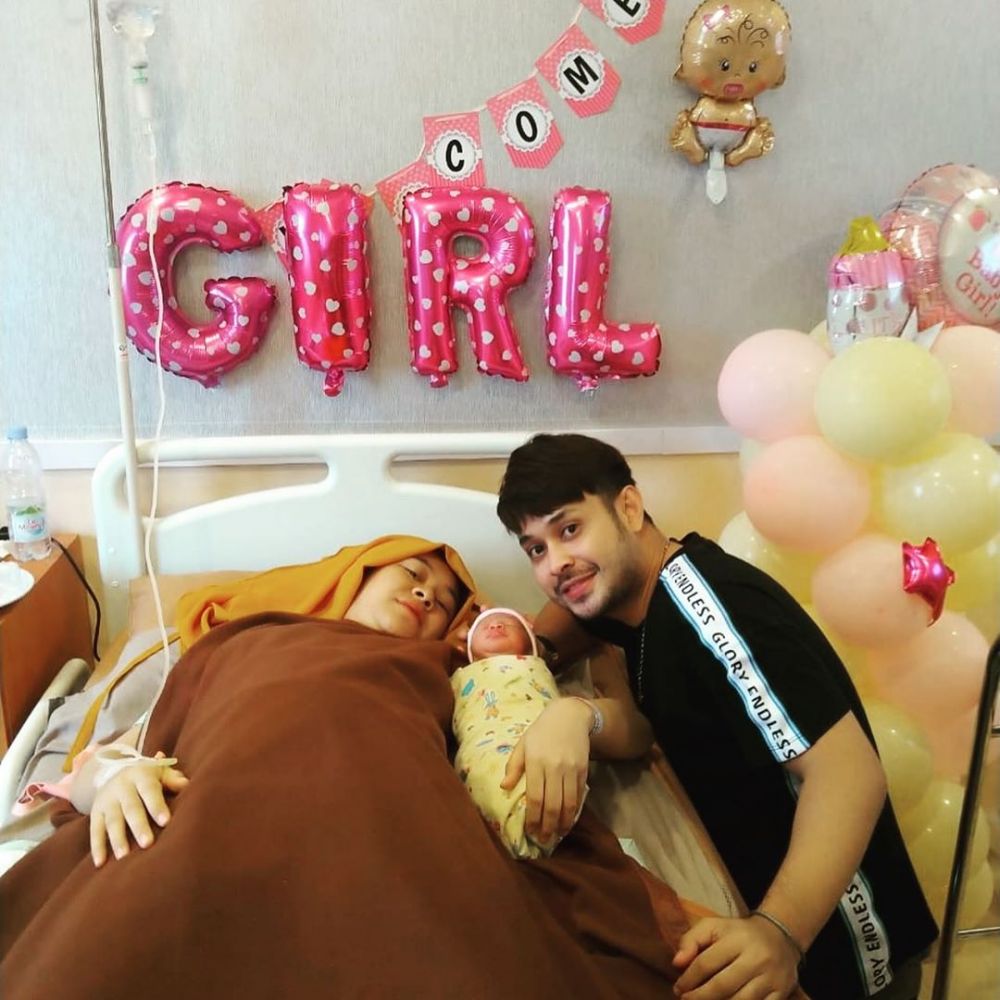 6 Momen bahagia Meidian Maladi dan istri karuniai buah hati pertama