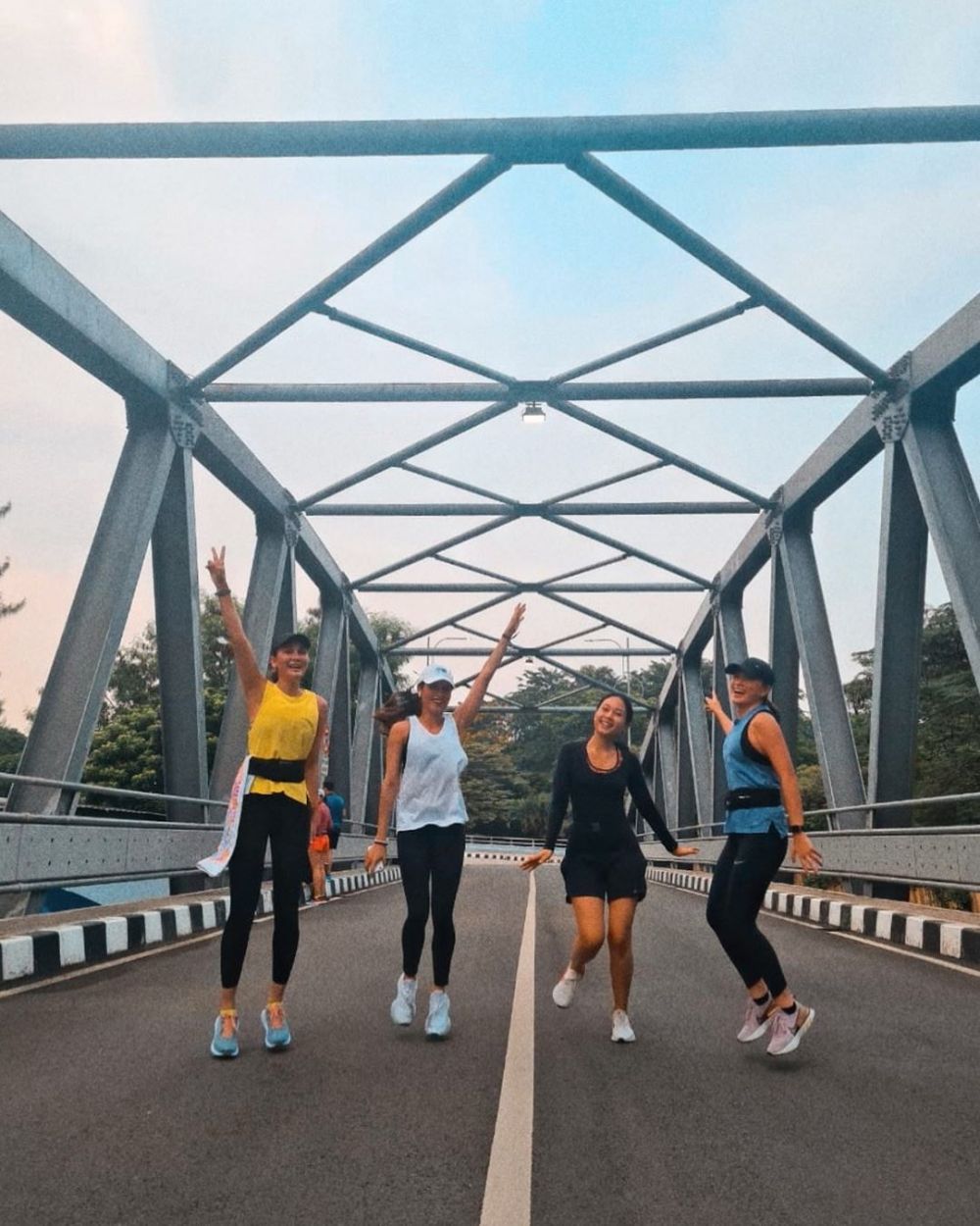 8 Gaya kece Luna Maya saat olahraga, naik sepeda sampai hiking