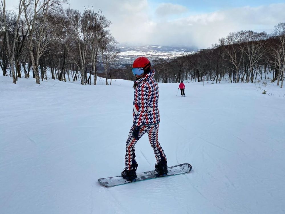 8 Gaya kece Luna Maya saat olahraga, naik sepeda sampai hiking
