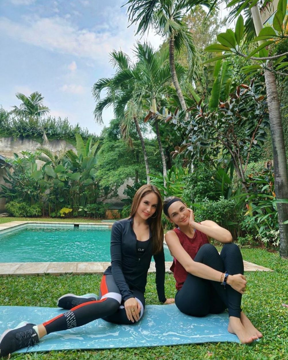 8 Gaya kece Luna Maya saat olahraga, naik sepeda sampai hiking