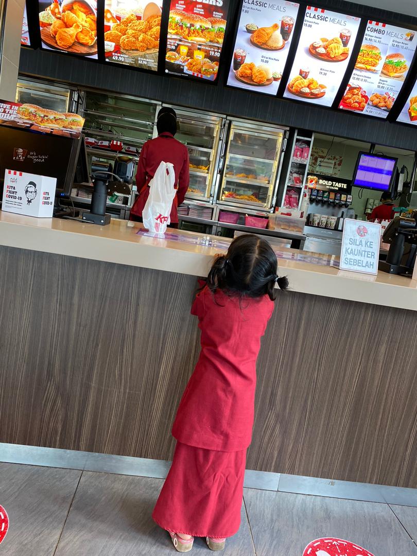 Kisah seorang anak pertama kali makan & kunjungi KFC ini bikin haru