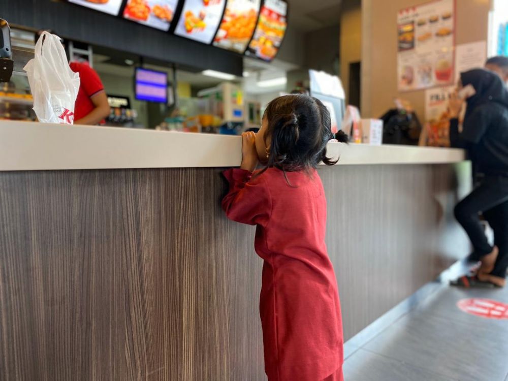 Kisah seorang anak pertama kali makan & kunjungi KFC ini bikin haru