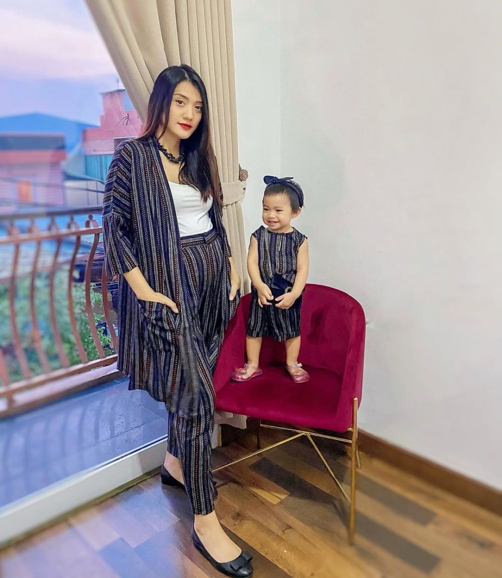 10 Potret Alea anak Raditya Dika bak ABG, totalitas bergaya