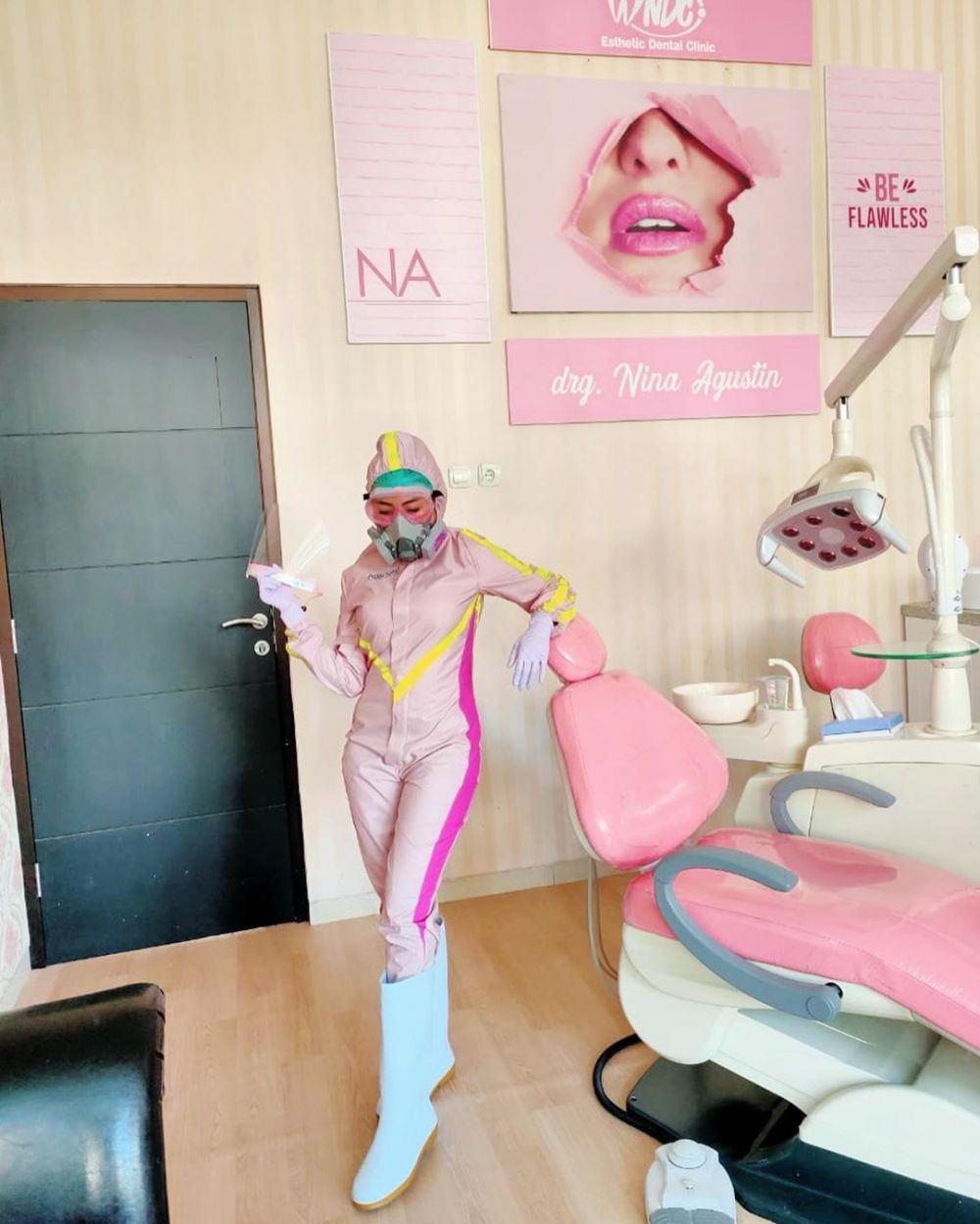 6 Gaya Dokter Nina Agustin kenakan APD unik, fashionable abis