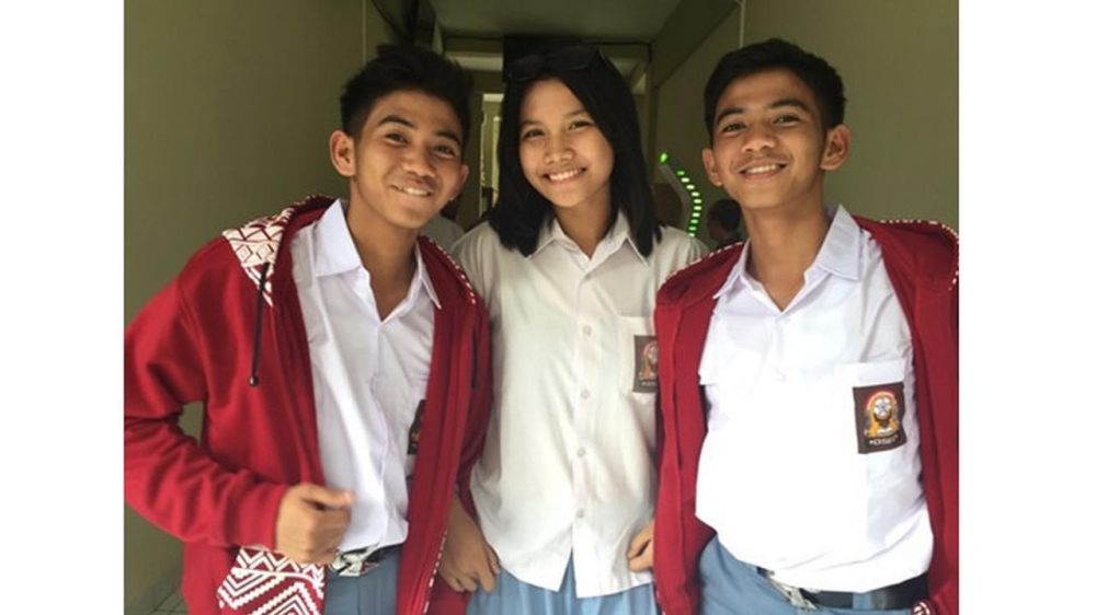 Pose Rizki dan Ridho bersama temannya saat SMA