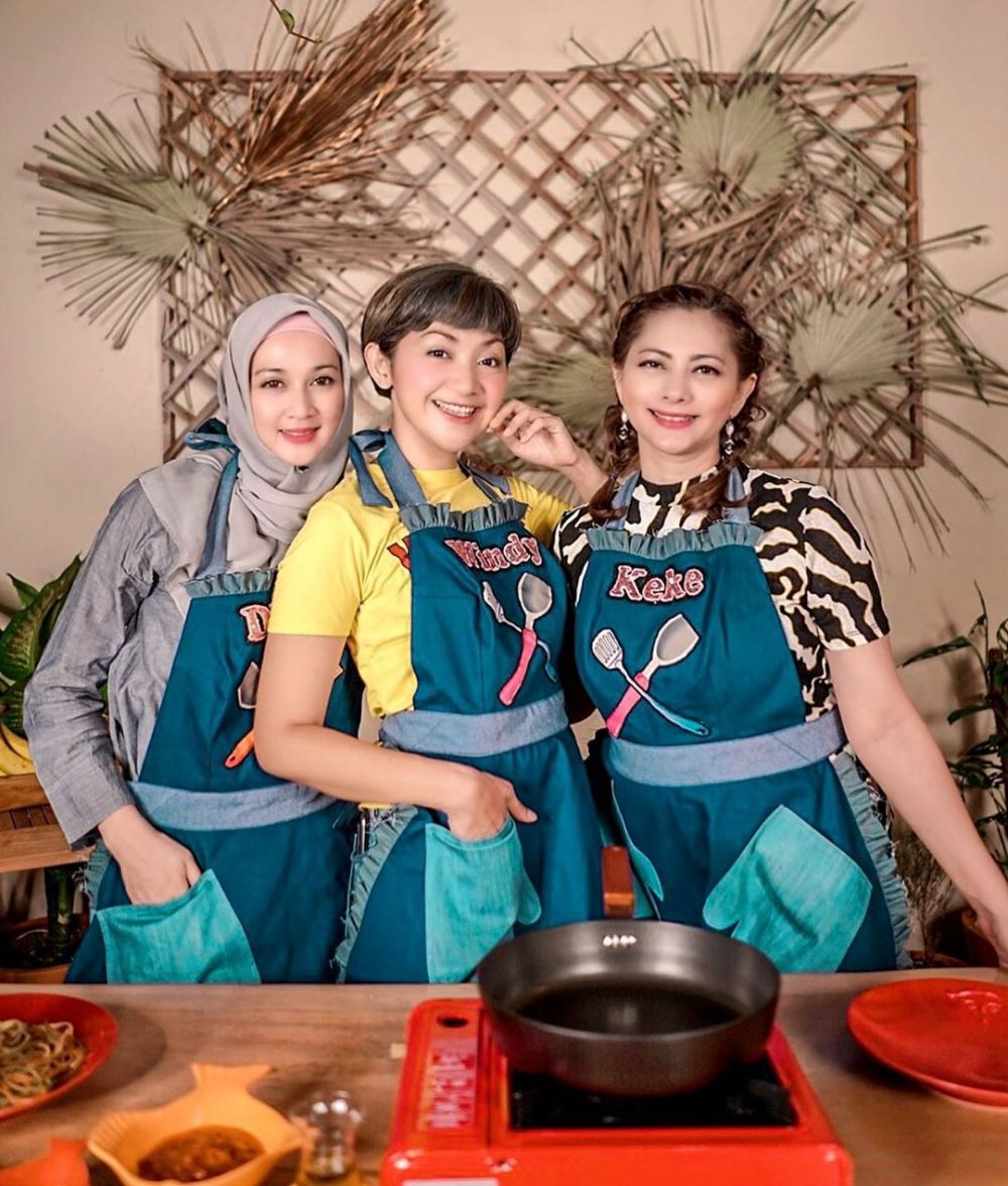 7 Potret persahabatan Dina Lorenza, Cut Keke, dan Windy Wulandari