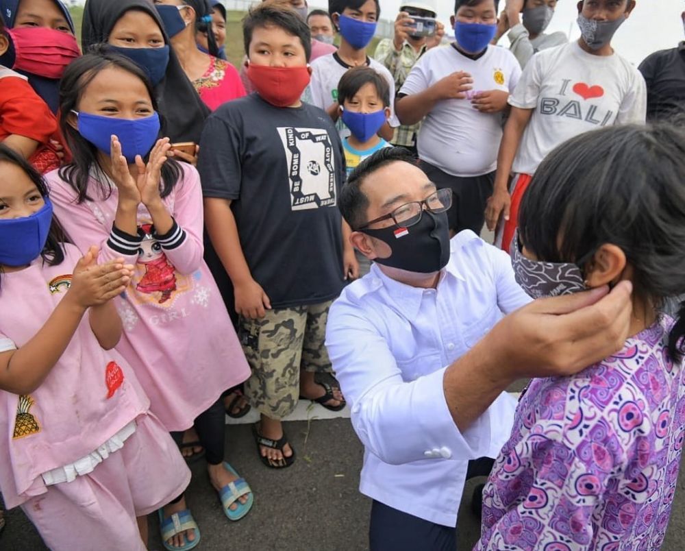 8 Momen Ridwan Kamil keliling kota bagikan masker ke anak-anak