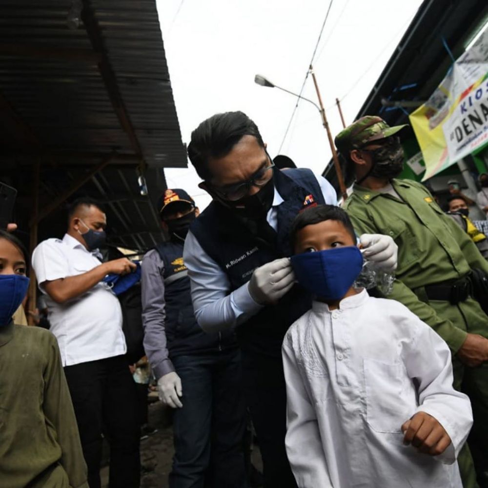 8 Momen Ridwan Kamil keliling kota bagikan masker ke anak-anak