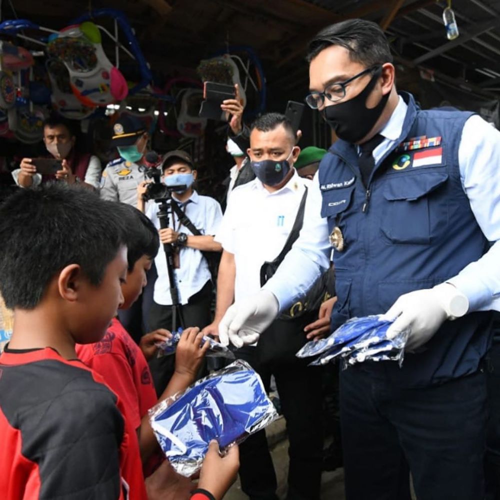 8 Momen Ridwan Kamil keliling kota bagikan masker ke anak-anak