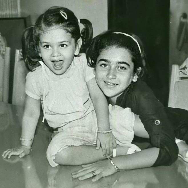8 Potret masa kecil Karisma dan Kareena Kapoor, bak saudara kembar