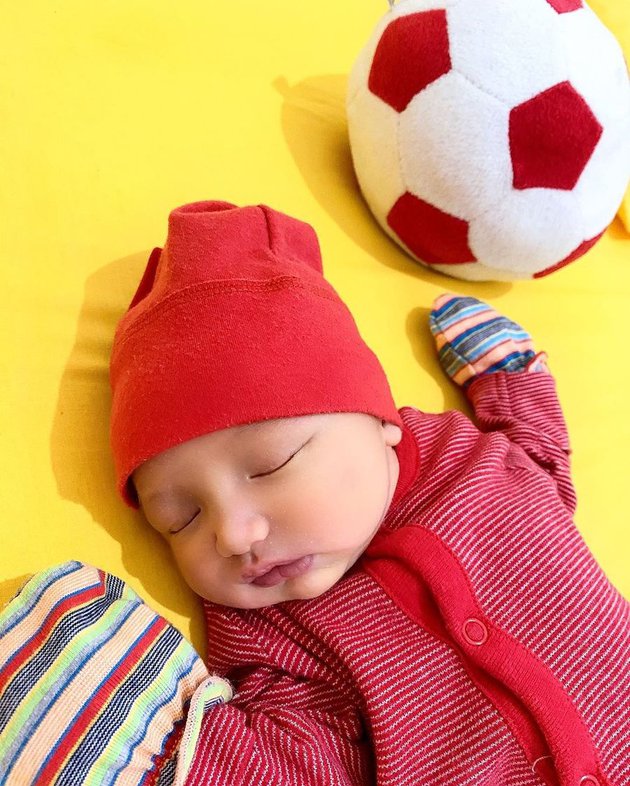 10 Potret anak ketiga Alessia Cestaro & Ahmad Affandy, jago pose