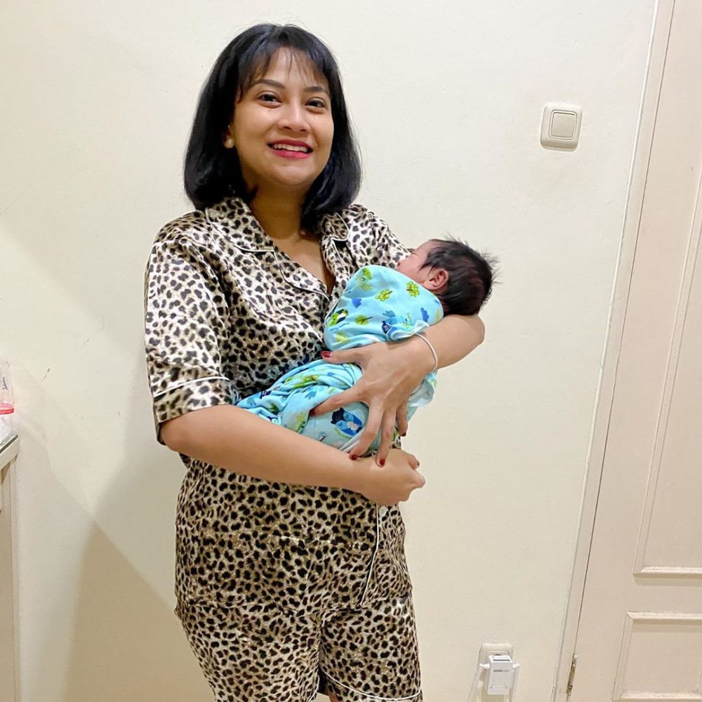 8 Momen Vanessa Angel momong anak tanpa baby sitter, telaten