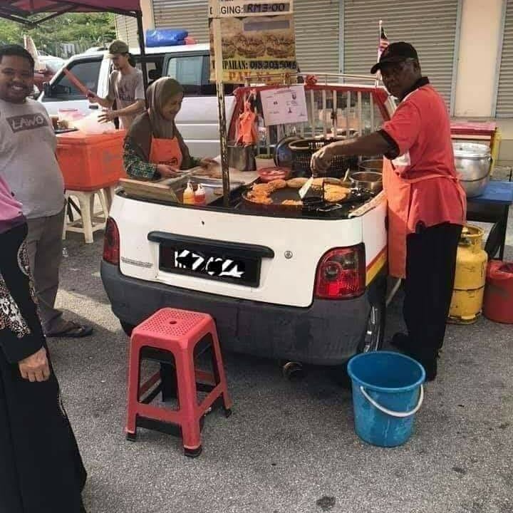 Penjual martabak mi ini sulap mobil mini jadi food truck