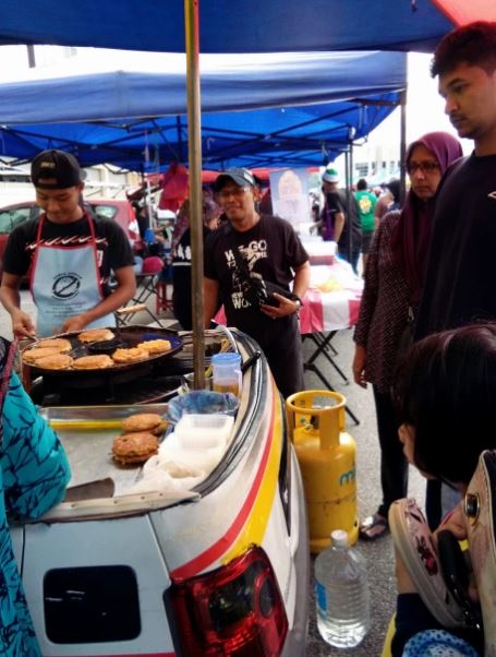 Penjual martabak mi ini sulap mobil mini jadi food truck