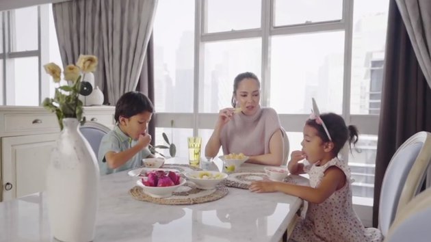 10 Potret apartemen Cathy Sharon, desain interiornya elegan 