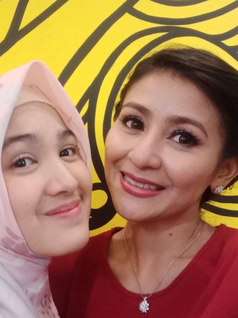 7 Potret kompak Cut Syifa dan Ine Dewi di luar syuting Samudra Cinta