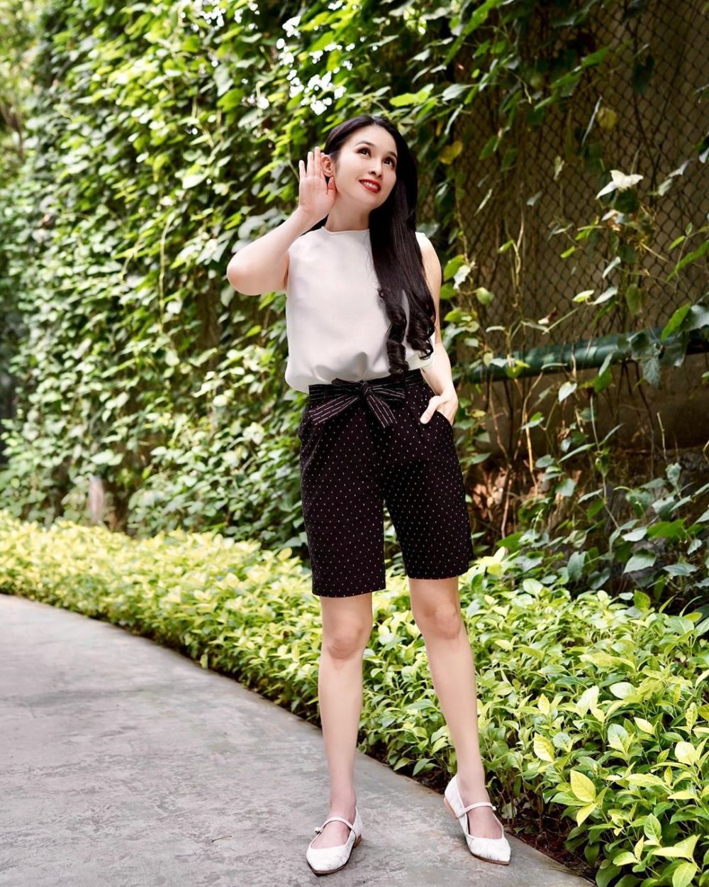 10 Gaya fashion Sandra Dewi ini simpel dan stylish bak ABG