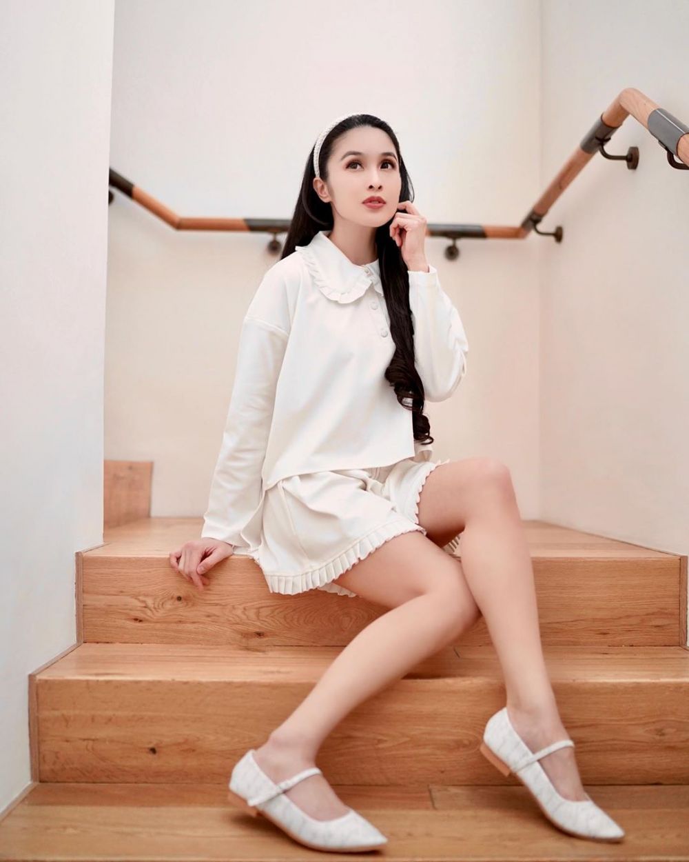 10 Gaya fashion Sandra Dewi ini simpel dan stylish bak ABG