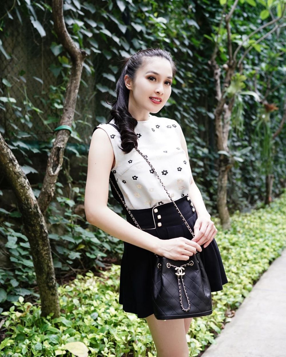 10 Gaya fashion Sandra Dewi ini simpel dan stylish bak ABG