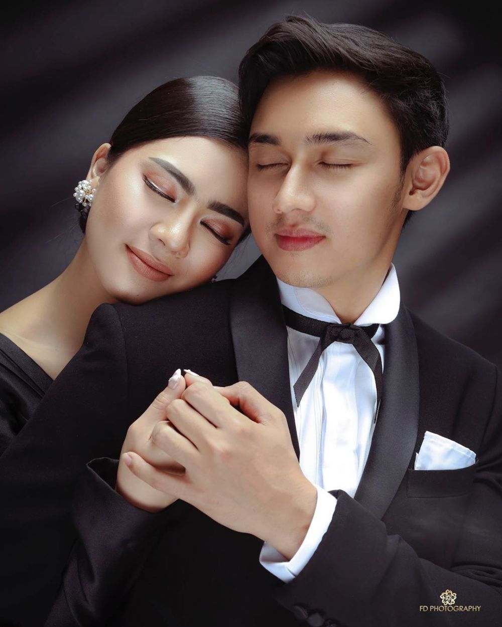 Beda gaya prewedding 9 pesinetron cantik, romantis abis