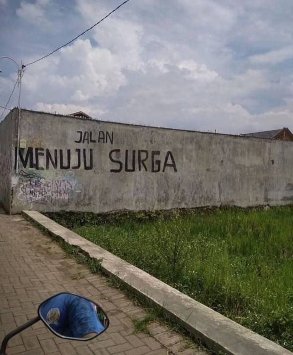 10 Tulisan nyeleneh di tembok jalanan ini bikin mikir dua kali