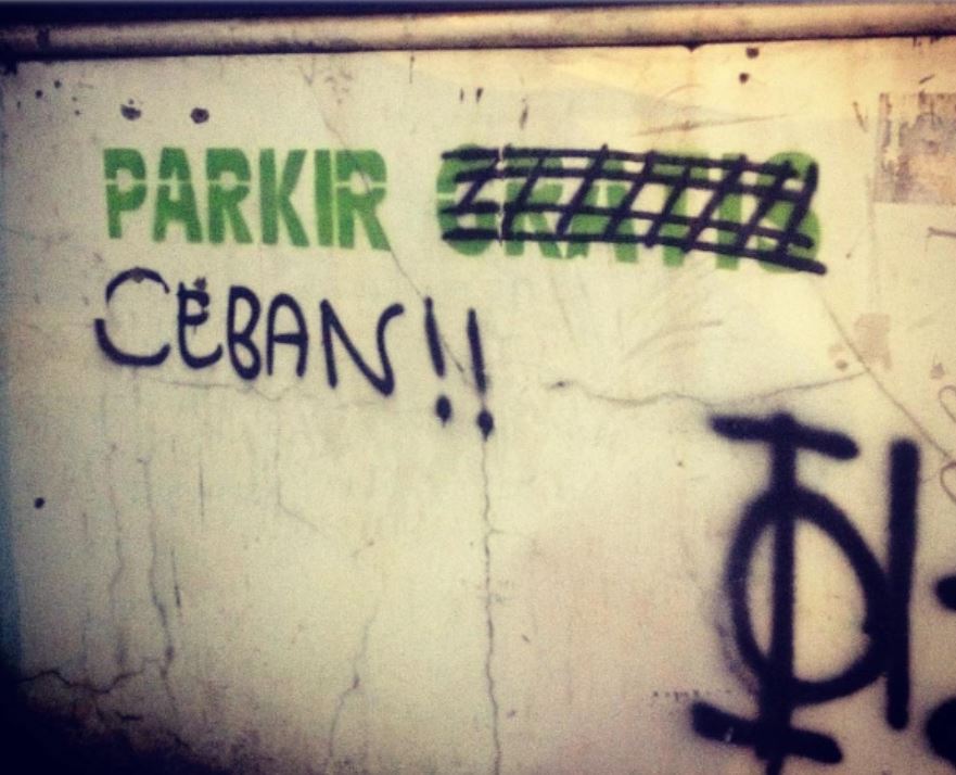 10 Tulisan nyeleneh di tembok jalanan ini bikin mikir dua kali