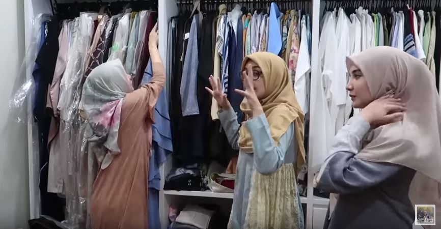 7 Potret walk in closet Dewi Sandra, koleksinya bikin melongo