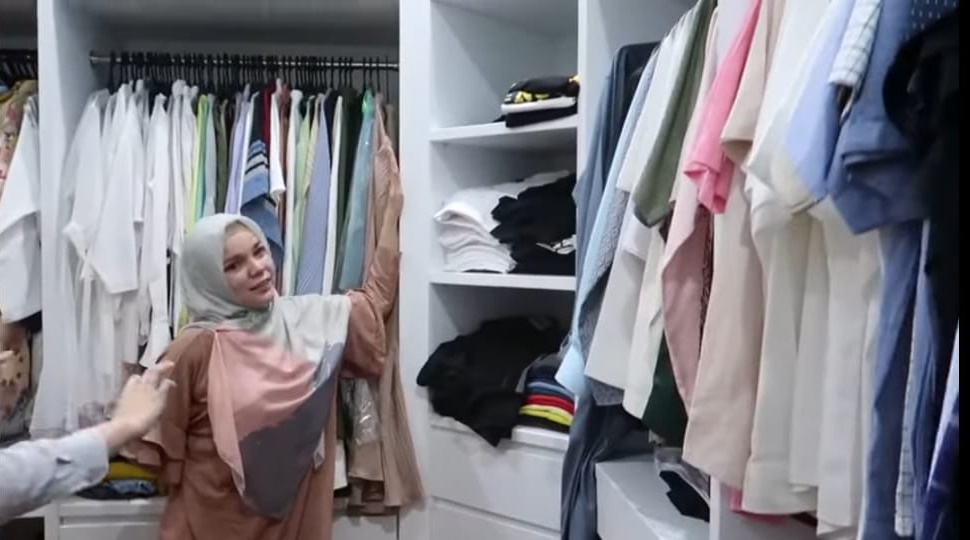 7 Potret walk in closet Dewi Sandra, koleksinya bikin melongo