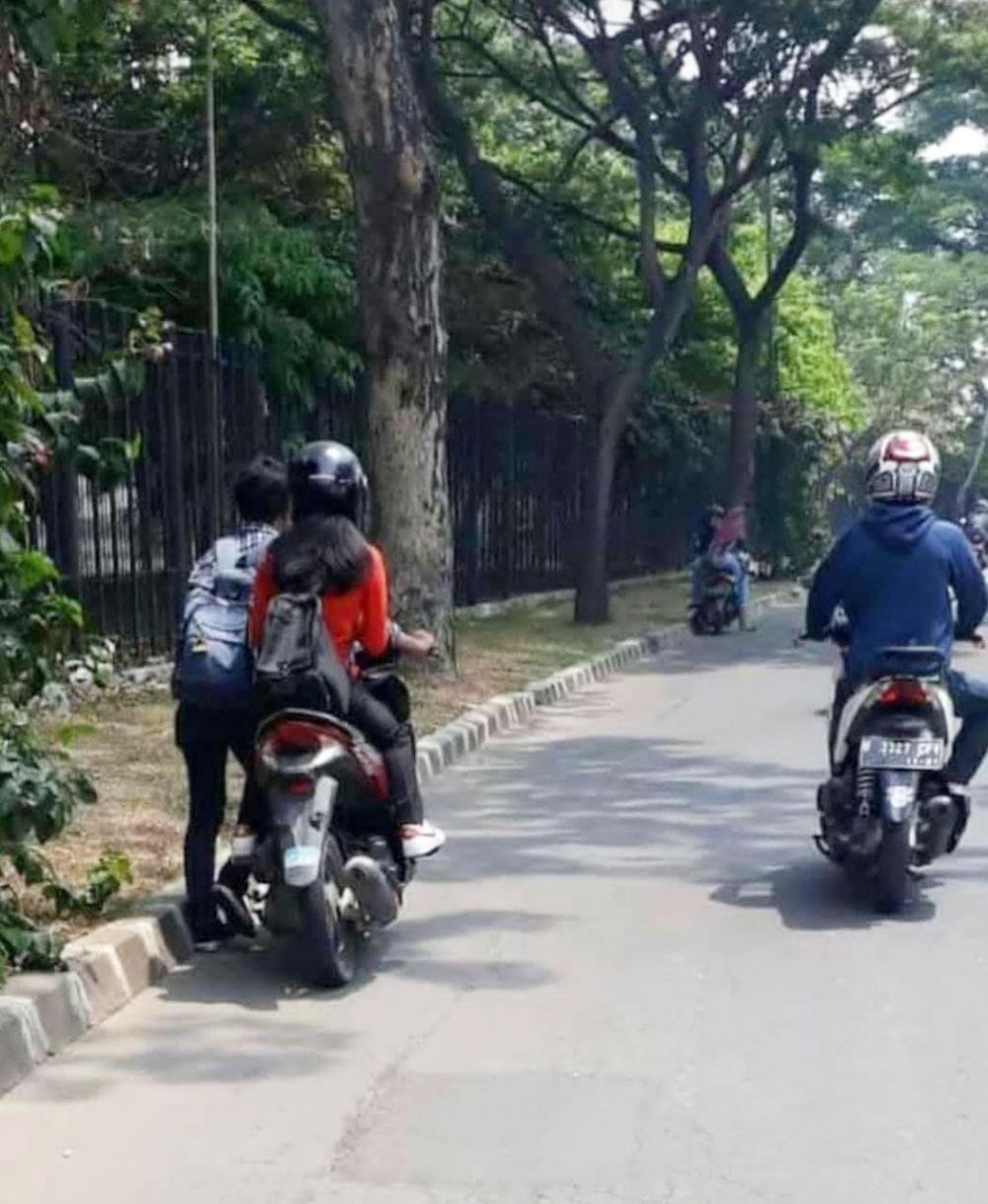 10 Momen lucu cewek posesif ini bikin cowok auto geleng kepala