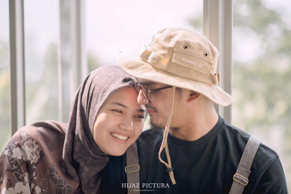 8 Potret post wedding Ricky Harun dan Herfiza, simpel tapi romantis
