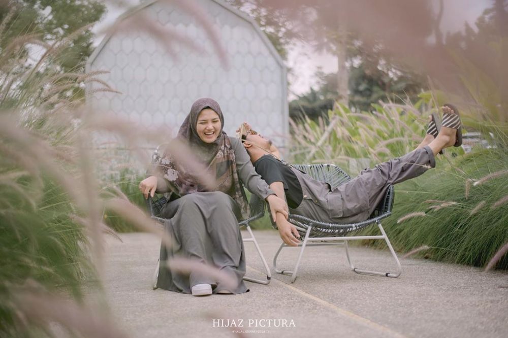8 Potret post wedding Ricky Harun dan Herfiza, simpel tapi romantis