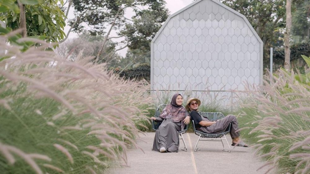 8 Potret post wedding Ricky Harun dan Herfiza, simpel tapi romantis