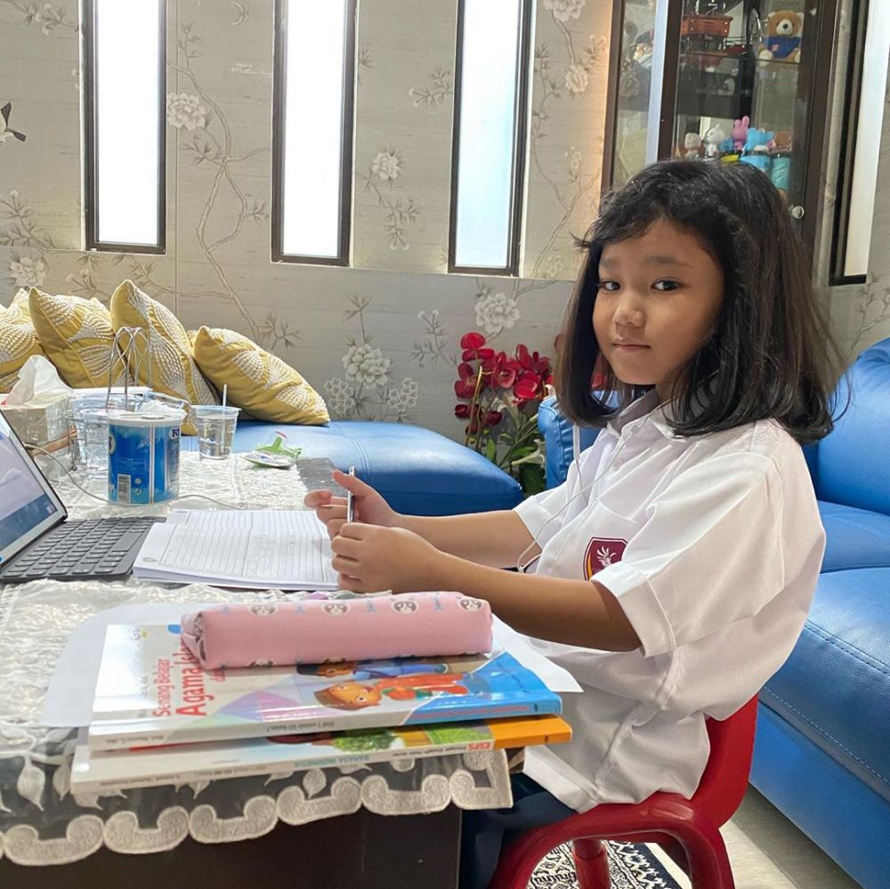 Tahun ajaran baru, ini momen 7 anak seleb sekolah di rumah