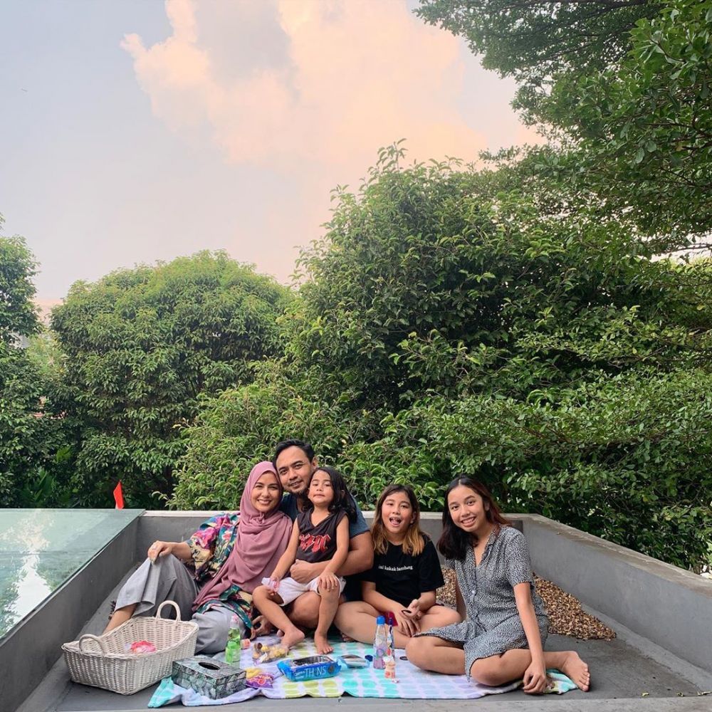5 Potret keluarga Meisya Siregar piknik di rooftop, penuh keseruan