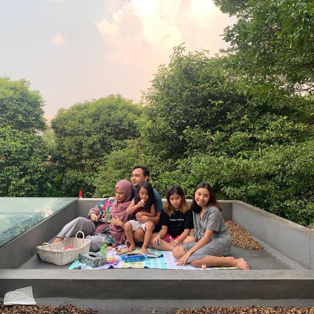 5 Potret keluarga Meisya Siregar piknik di rooftop, penuh keseruan