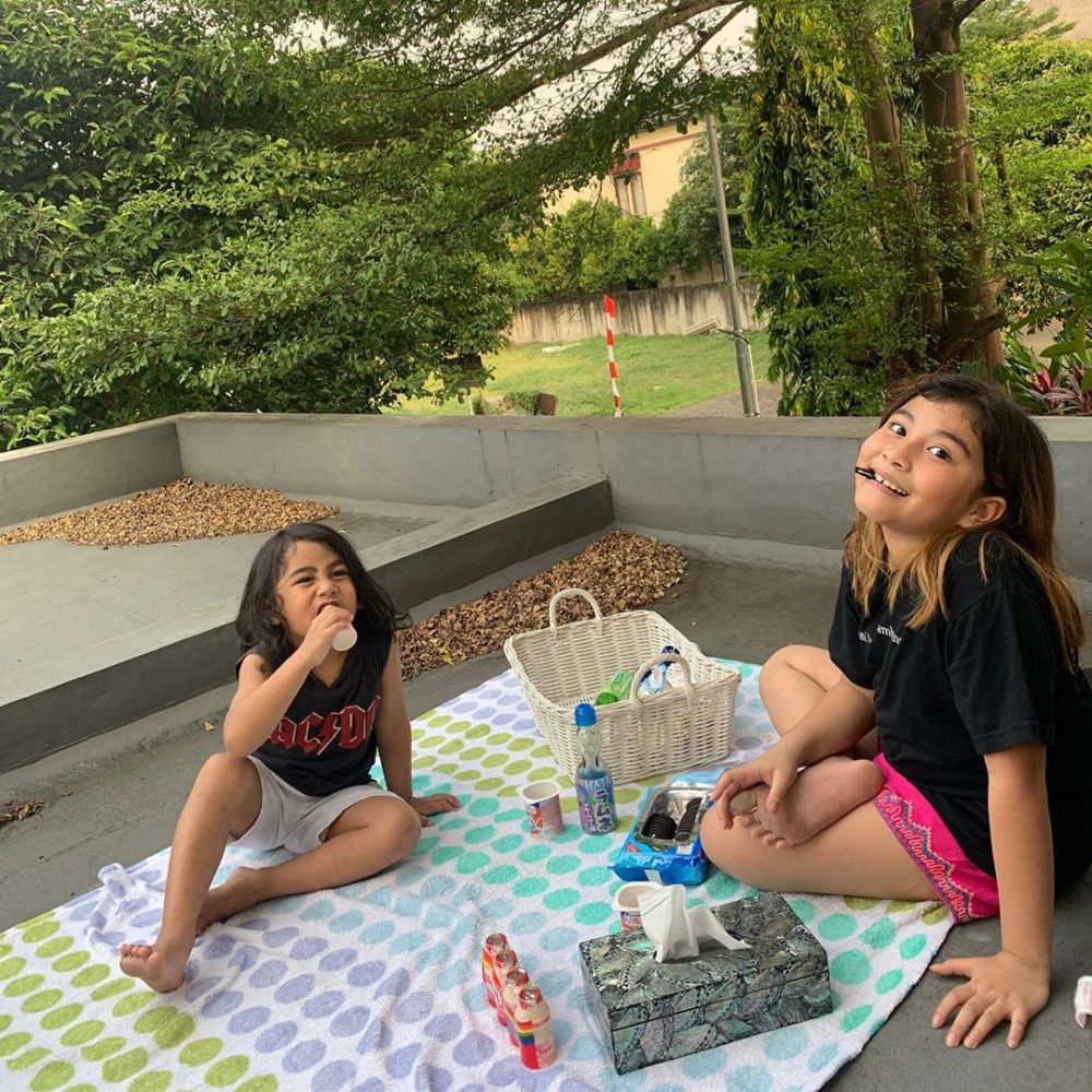 5 Potret keluarga Meisya Siregar piknik di rooftop, penuh keseruan