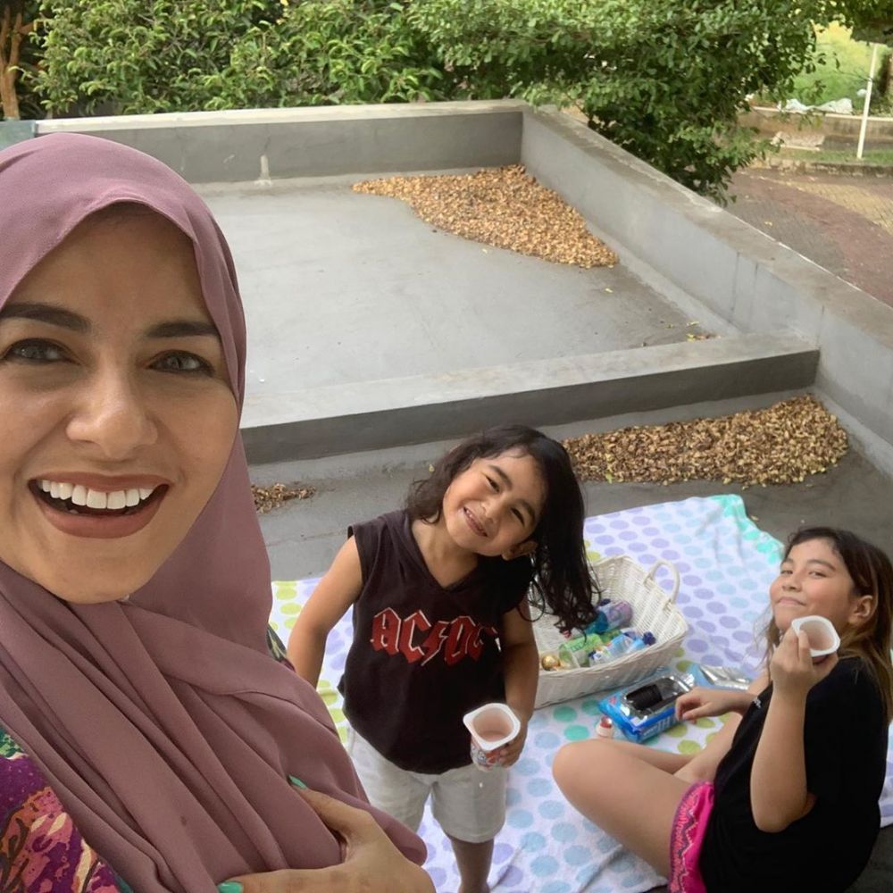 5 Potret keluarga Meisya Siregar piknik di rooftop, penuh keseruan