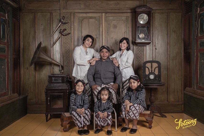 7 Gaya pemotretan Erix Soekamti bareng dua istri dan anak-anak, unik