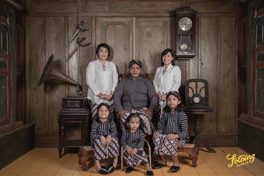 7 Gaya pemotretan Erix Soekamti bareng dua istri dan anak-anak, unik