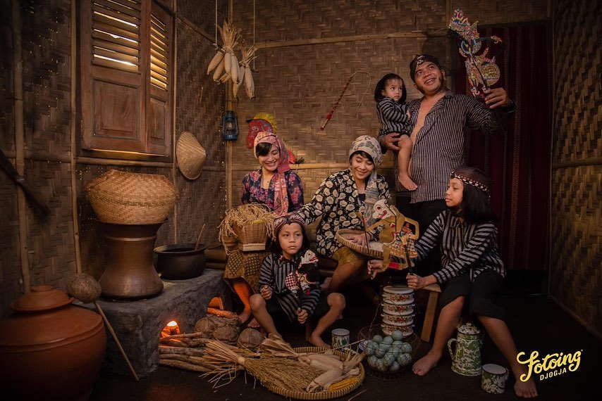 7 Gaya pemotretan Erix Soekamti bareng dua istri dan anak-anak, unik