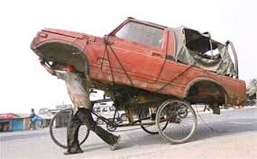 8 Aksi nyeleneh angkut barang ini bikin geleng kepala