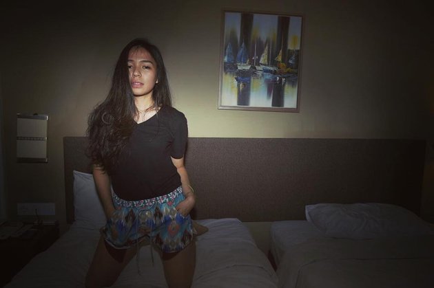 12 Potret Amanda Annette putri angkat Anjasmara, gayanya bak ABG