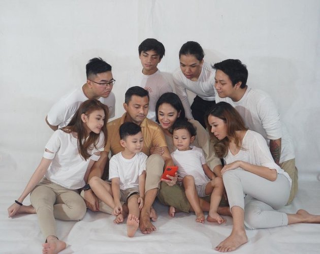 12 Potret Amanda Annette putri angkat Anjasmara, gayanya bak ABG