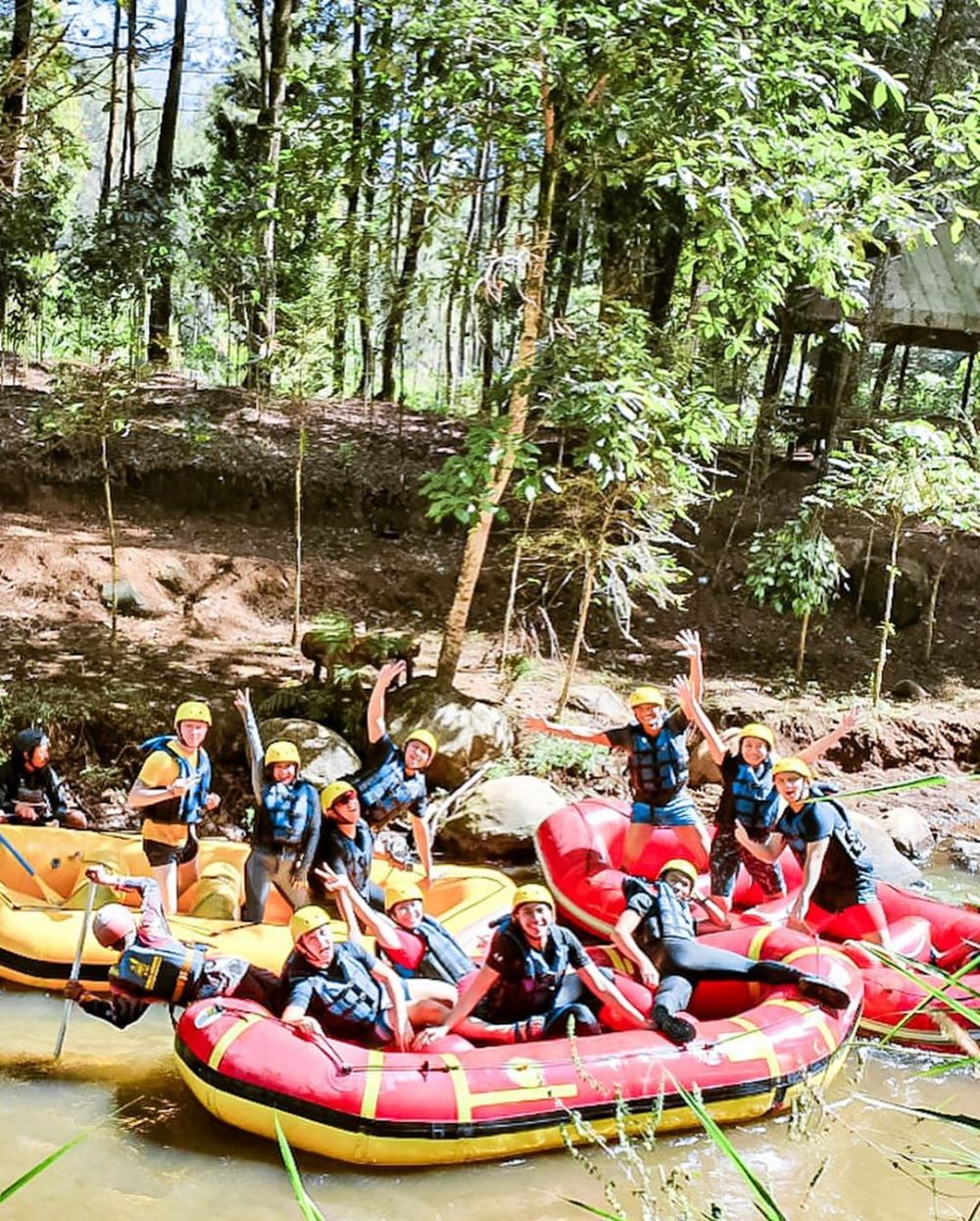 8 Momen liburan Cita Citata camping hingga rafting, penuh keseruan