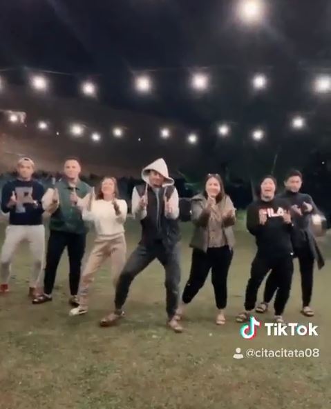 8 Momen liburan Cita Citata camping hingga rafting, penuh keseruan