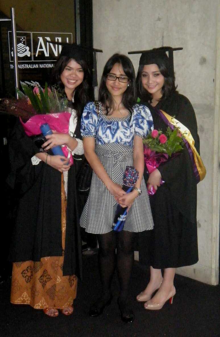 Potret jadul 6 seleb zaman kuliah, penampilannya ikonik