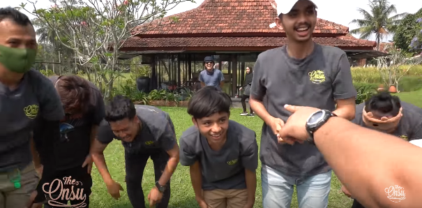 8 Momen Ruben Onsu ajak karyawan liburan, hadiahnya bikin heboh